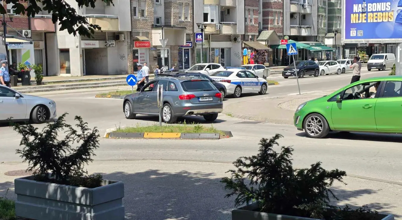 Удес на Стрчевици. Аутом се закуцао у полицијско возило.
