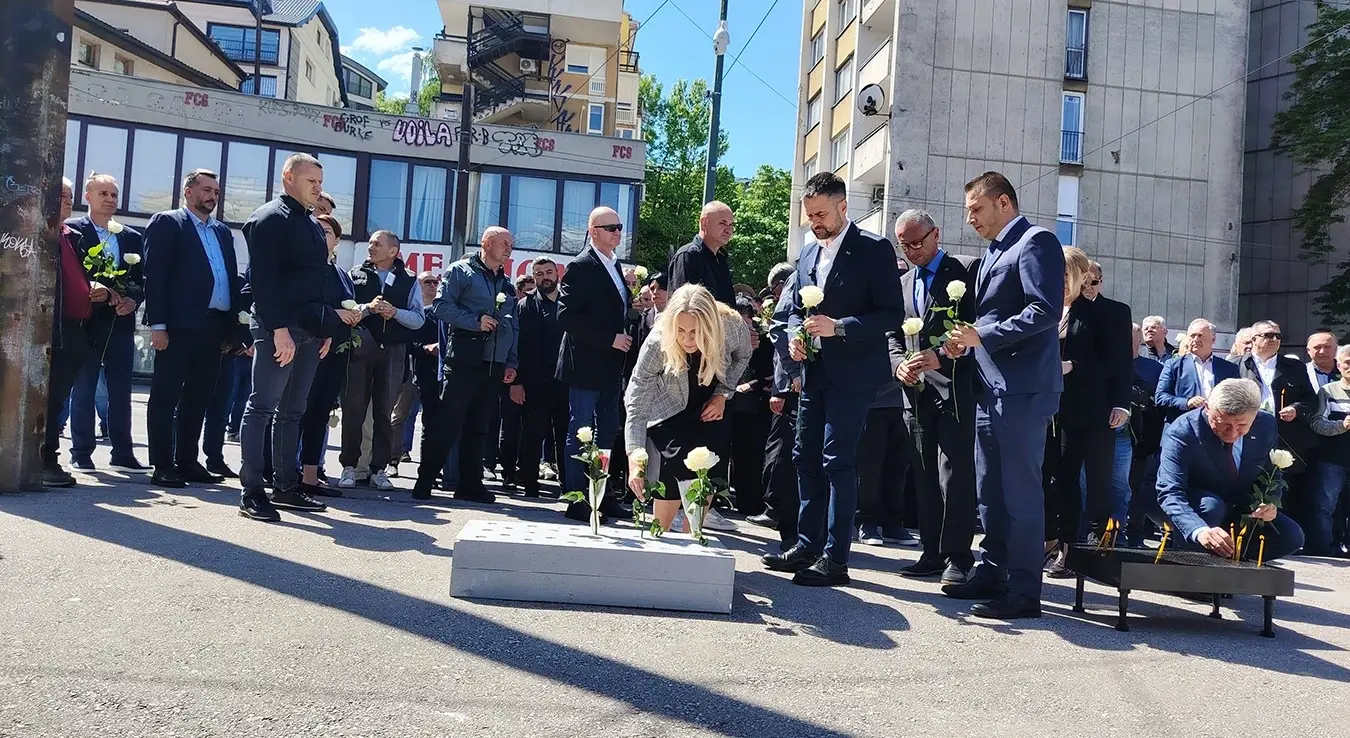Мирном шетњом и полагањем цвијећа обиљежено 34 године од злочина у Добровољачкој улици