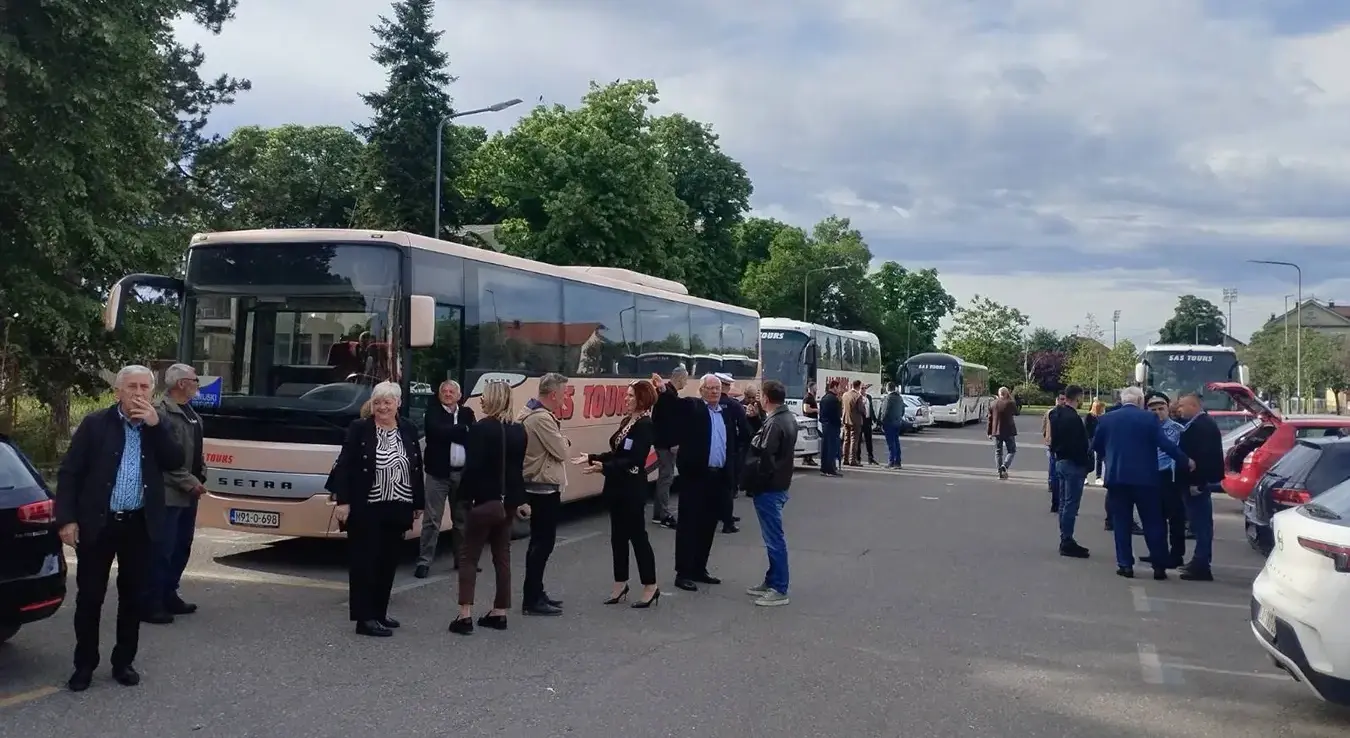 Из Бијељине су кренула четири аутобуса са учесницима комеморативног скупа који ће данас на Брчанској малти у Тузли присуствовати помену за 54 мучки убијена припадника ЈНА у нападу муслиманских паравојних снага док се војска према унапријед постигнутом договору мирно повлачила из тузланске касарне.