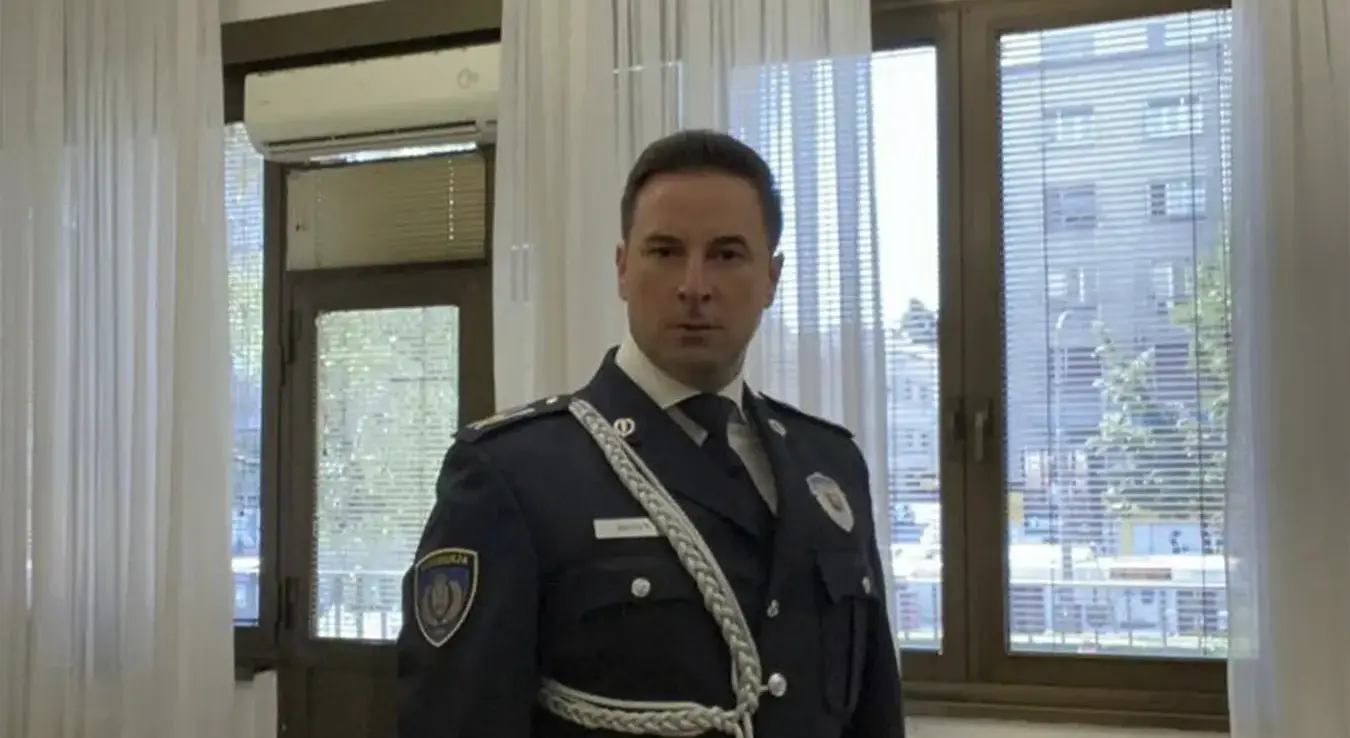 Веселин Милић начелник Полицијске управе за град Београд у полицијском одијелу стоји у канцеларији.