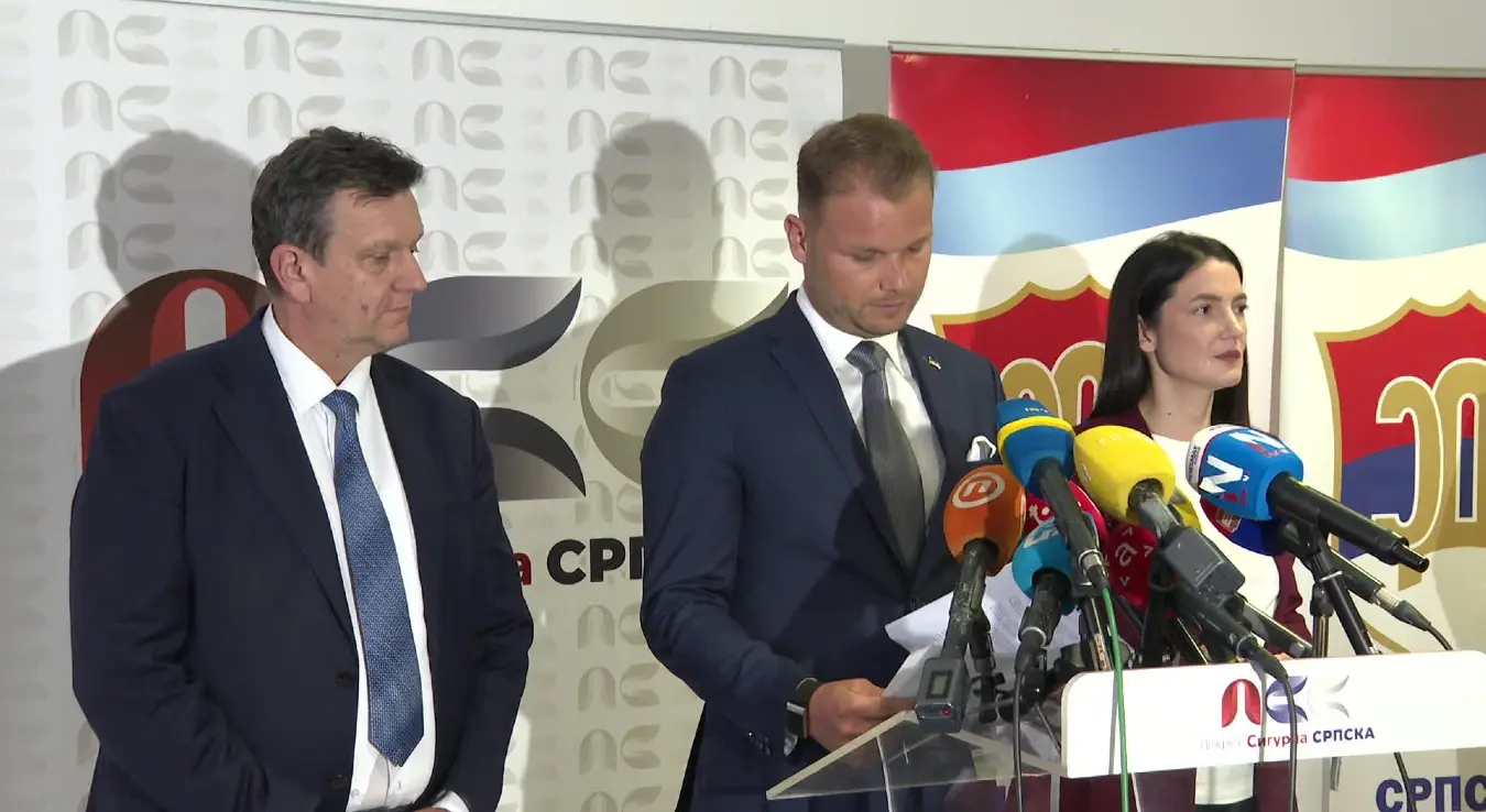 Предсједник ПСС Драшко Станивуковић, предсједник СДС Бранко Блануша и предсједник Народног фронта Јелена Тривић на конференцији за медије у Бањалуци-