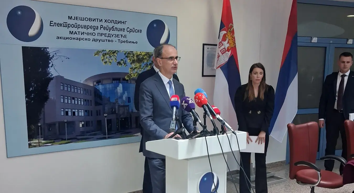 Премијер Владе Републике Србије Ђуро Мацут на конференцији за медије у Требињу.