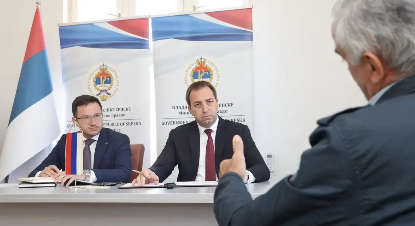 Министар правде Републике Српске Горан Селак данас је, у оквиру активности "Дан отворених врата", а која је по први пут организована изван сједишта Владе Републике Српске у Бањој Луци, разговарао са грађанима Фоче.