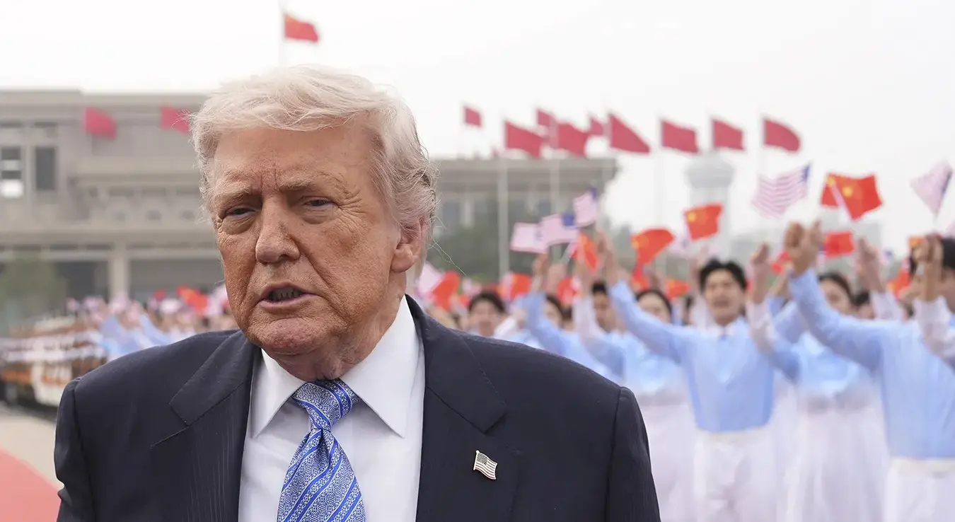 Предсједник САД-а Доналд Трамп улази у авион Ер Форс Уан, у петак, 15. маја 2026. године, на Међународном аеродрому Пекинг Капитал у Пекингу.