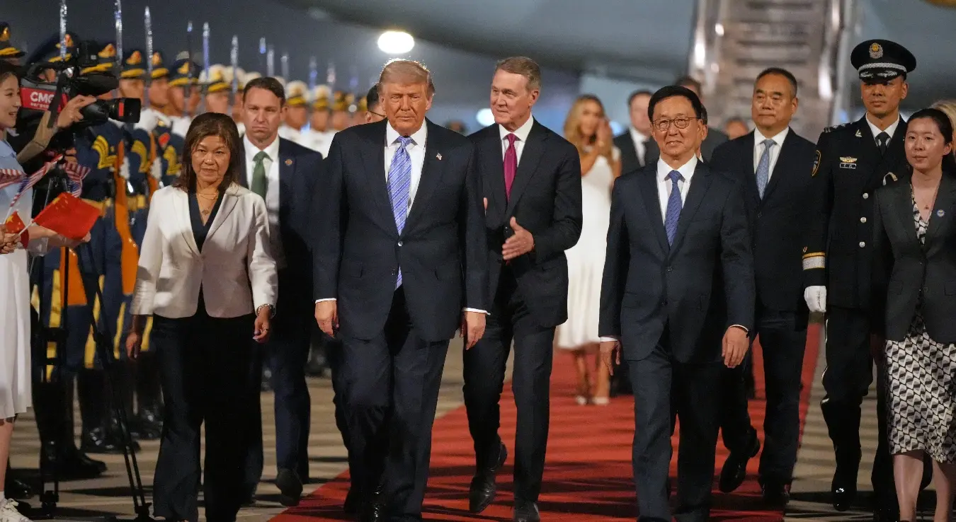 Амерички предсједник Доналд Трамп излази из авиона након што је стигао у посјету Кини