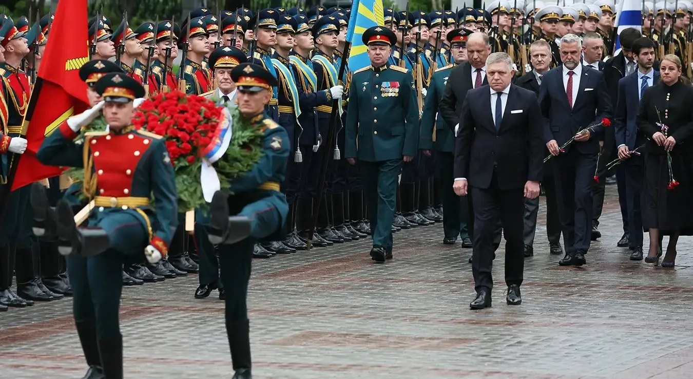 Словачки премијер Роберт Фицо присуствује церемонији полагања вијенаца на Гроб Незнаног војника у близини Кремлинског зида у Москви, у петак, 8. маја 2026., обиљежавајући 81. годишњицу побједе Совјетског Савеза над нацистичком Немачком током Другог светског рата.
Словачки премијер Роберт Фицо.