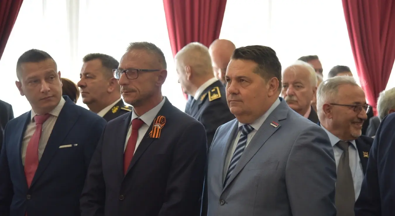 Предсједник Народне скупштине Републике Српске Ненад Стевандић у касарни Козара на служењу парастоса.