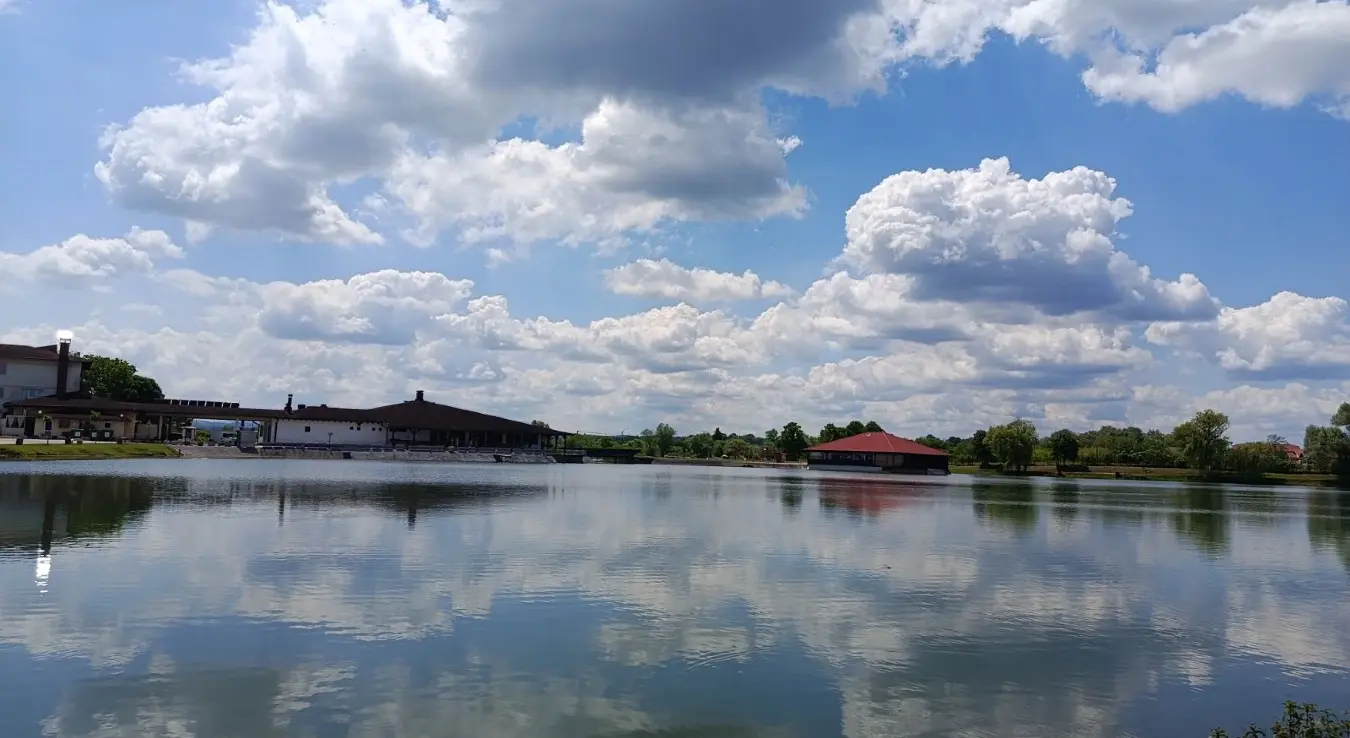 Језеро у Трну током сунчаног прољећног дана.
