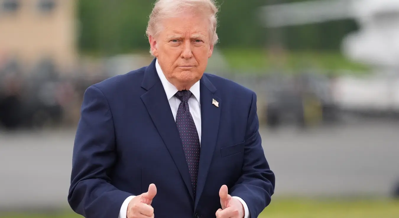 Предсједник Доналд Трамп излази из авиона Марин Ван ка авиону Ер Форс Ван на аеродрому Мористаун, петак, 22. маја 2026. године, у Мористауну, Њу Џерзи.
