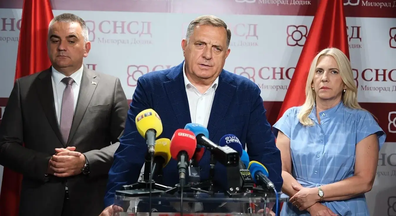Српски члан предсједништва Жељка Цвијановић, предсједник СНСД-а Милорад Додик и  предсједник Владе Републике Српске Саво Минић на конференцији за новинаре у Бањалуци, 30.06.2026.