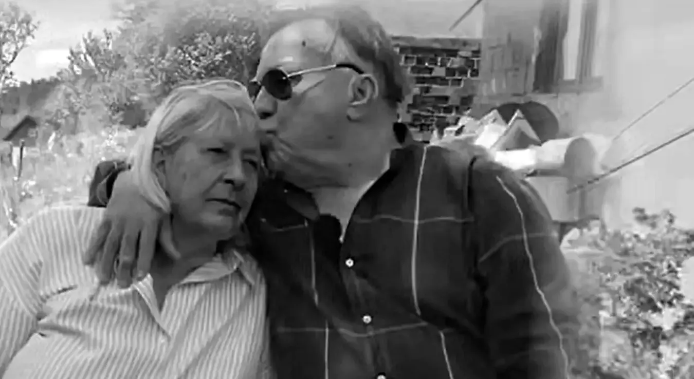 Сејда и Халид Бешлић загрљени, Халид је љуби у чело
