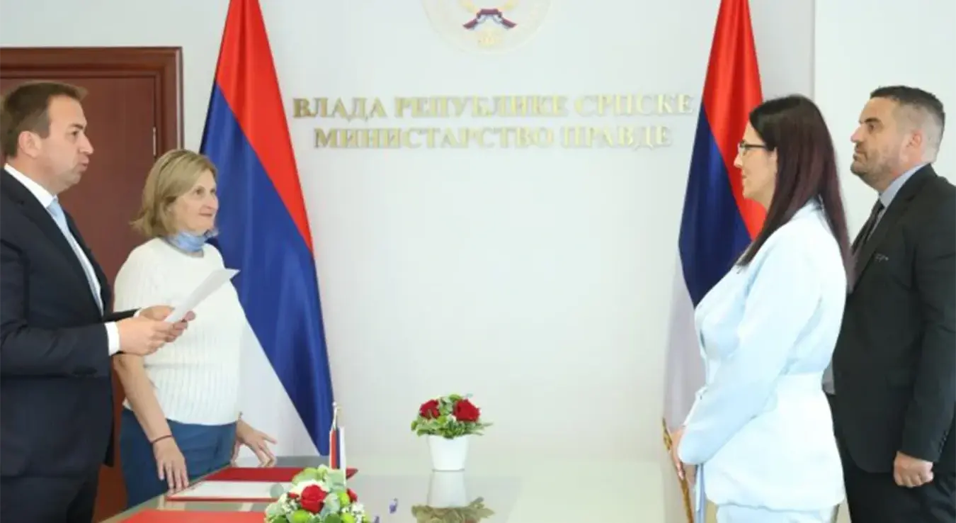 Министар правде Републике Српске Горан Селак уручио је у Бањалуци повеље новоименованим нотарима