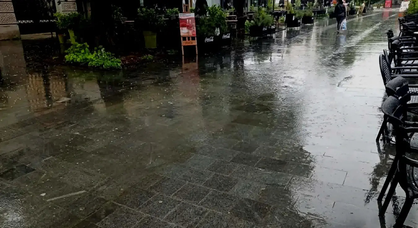 локва шеталиште вода киша