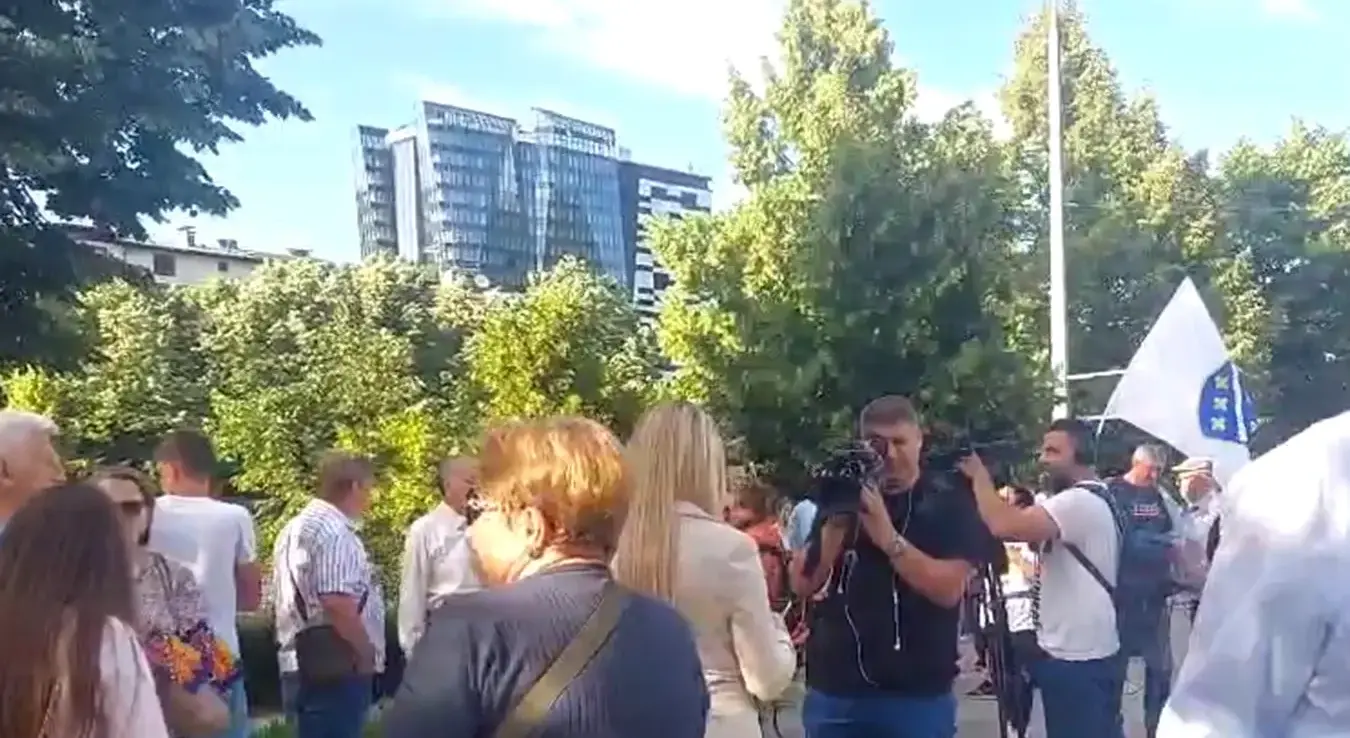 Протести испред ОХР-а