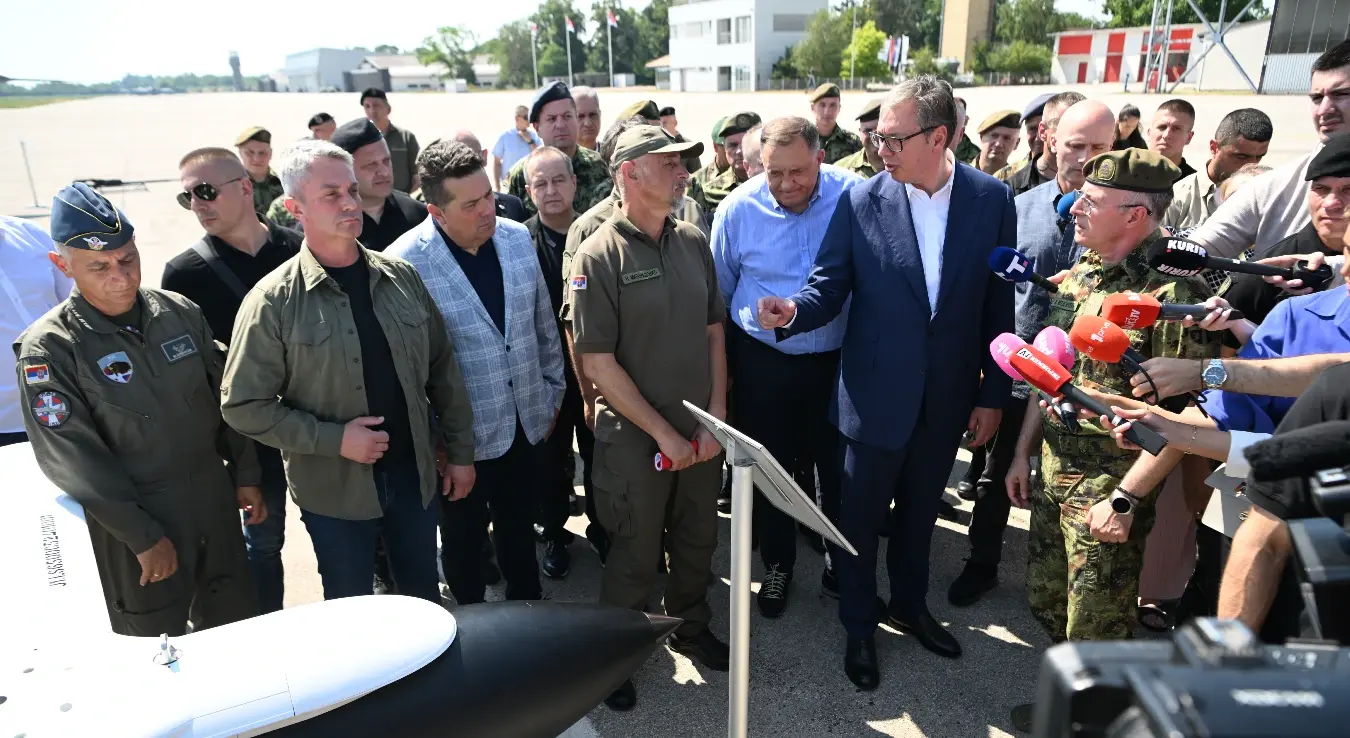 Вучић и Додик на приказу модерних средстава и система Војске Србије у Батајници