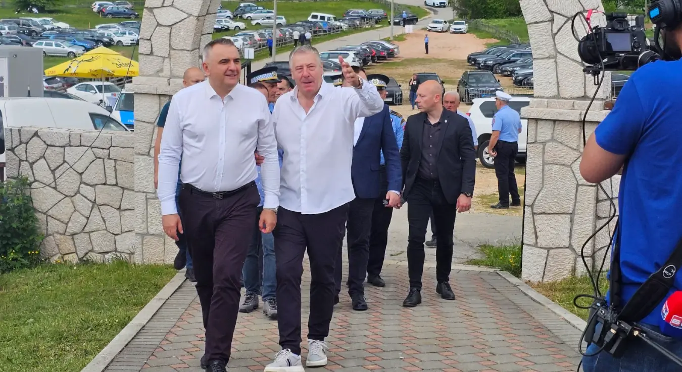 Предсједник Владе Републике Српске Саво Минић и начелник Општине Источни Стари Град Бојо Гашановић свечано су отворили 14. гастро-туристичку манифестацију "Јагњијада" на Вучијој Луци.