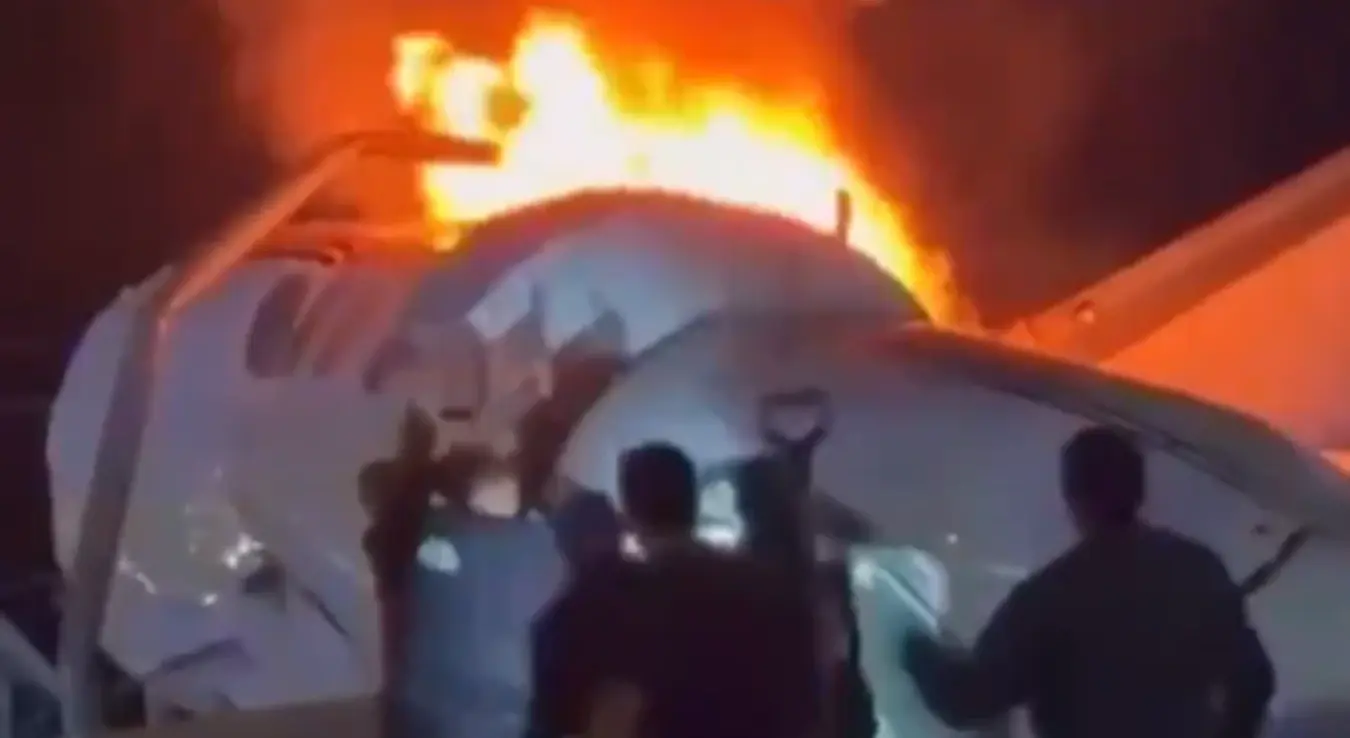 Авион се срушио на ауто-пут