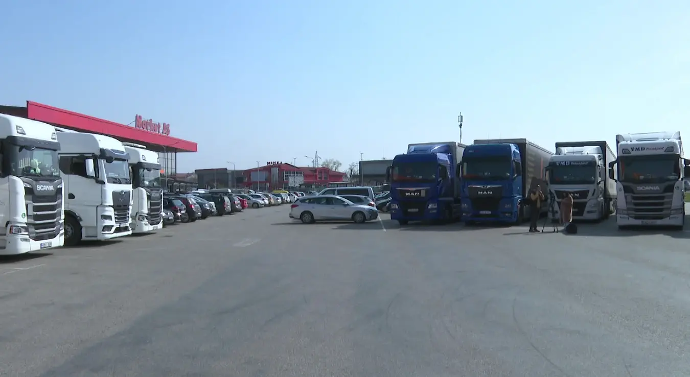 Више паркираних камиона.