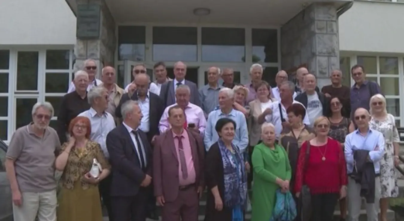 50 година матуре Гимназија Добој након пола вијека поново у клупама