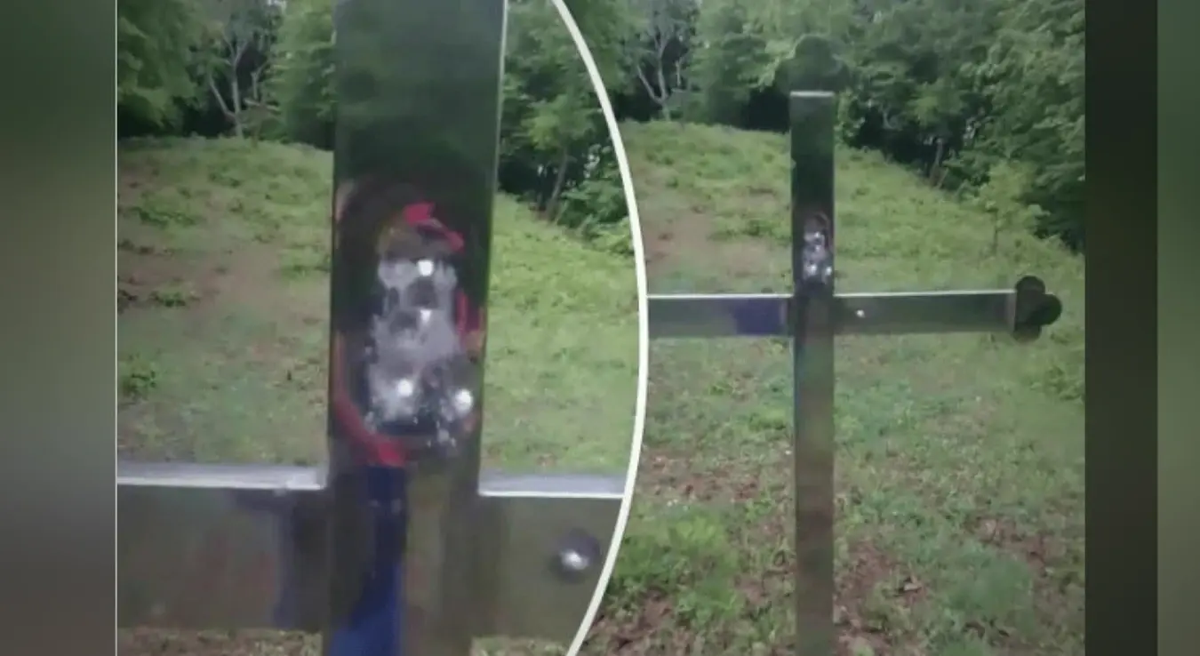 На мјесту гдје је некада било српско село, данас нема никога. Остао је крст, подигнут да обиљежи некадашње православно гробље. На њему су данас трагови метака. Испаљено је више десетина хитаца, кажу из Одбора за заштиту права Срба у ФБиХ. Отворен је и предмет у Тужилаштву Средњобосанског кантона. Из полиције, међутим, кажу да случај није пријављен, већ су за њега сазнали преко медија.