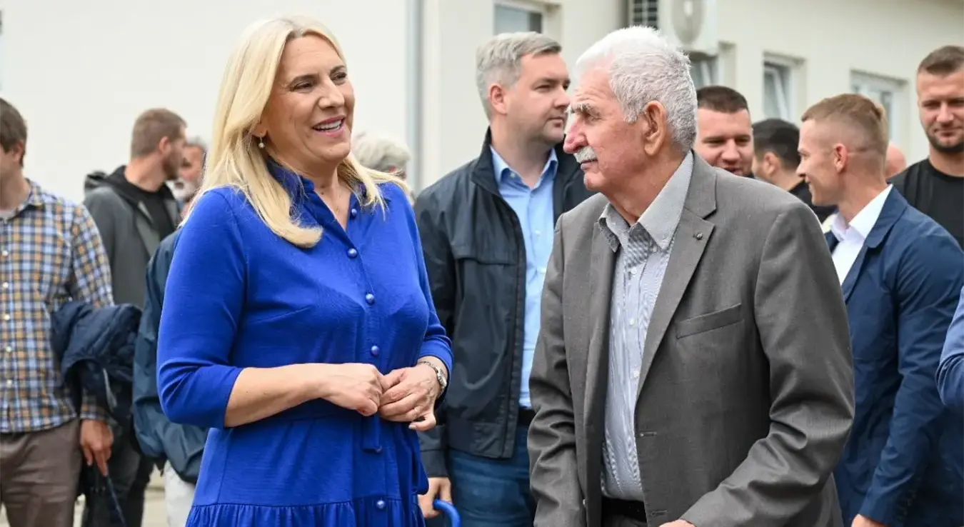 Жељка Цвијановић на озваничавању почетка санације Старе приједорске цесте у бањалучком насељу у Драгочају.