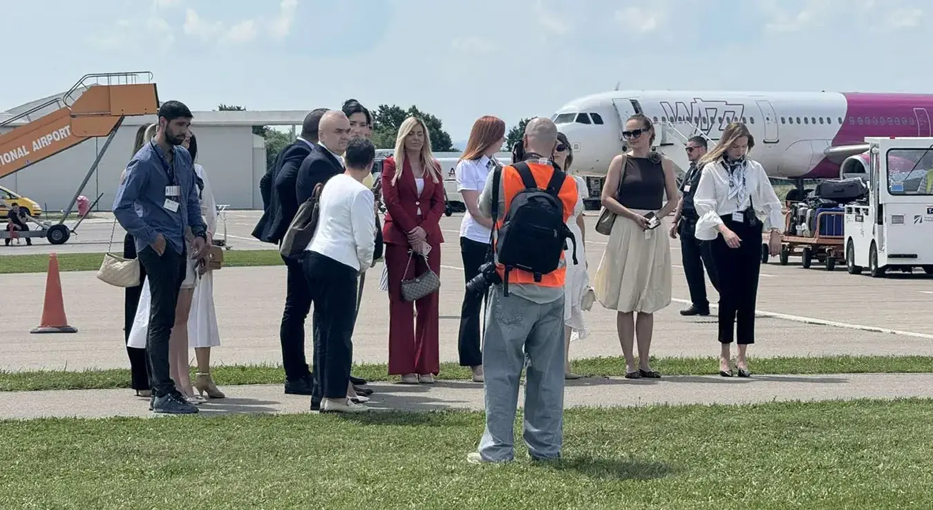 Први путници промотивног лета Тиват-Бањалука слетјели су на бањалучки аеродром.