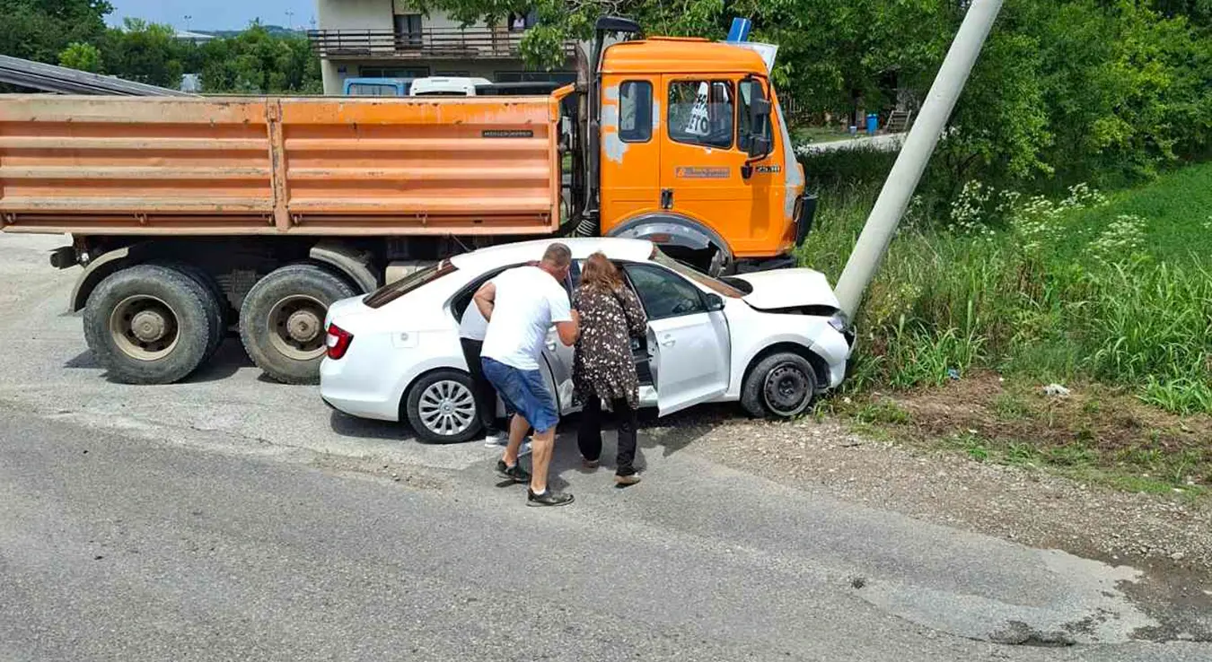 Ауто ударило у бандеру код Лакташа