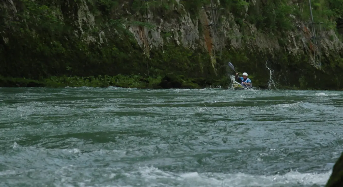 Кајак на дивљим водама.