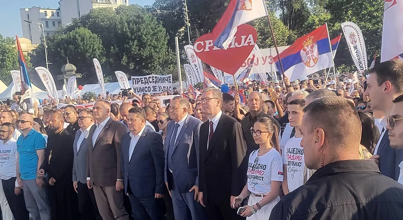 Почео скуп "Србија једна породица": Развијена застава дуга више од 500 метара, присуствује Додик