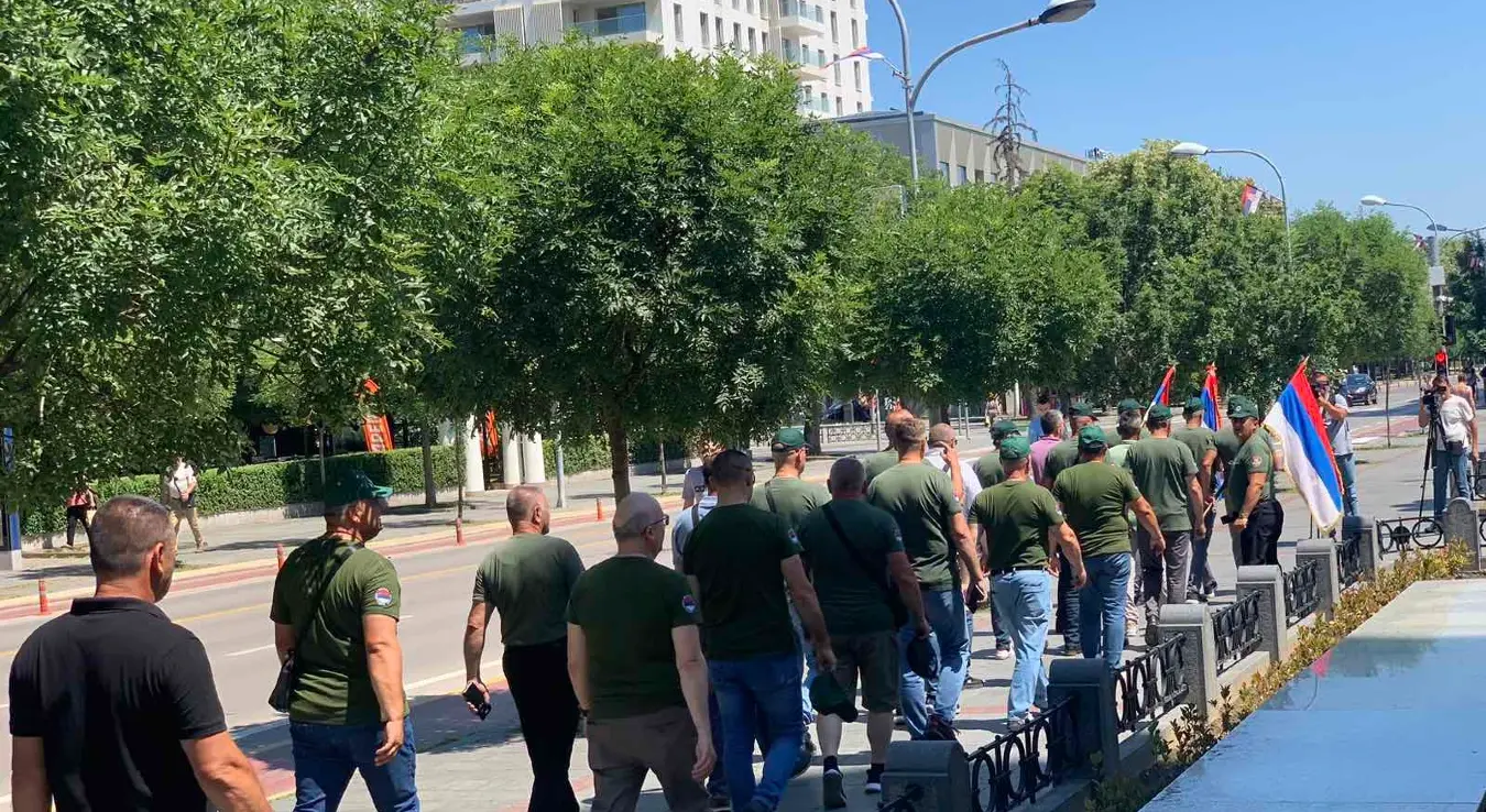 Некадашњи питомци и припадници Центра војних школа Војске Републике Српске. испред Храма Христа спаситеља у Бањалуци.