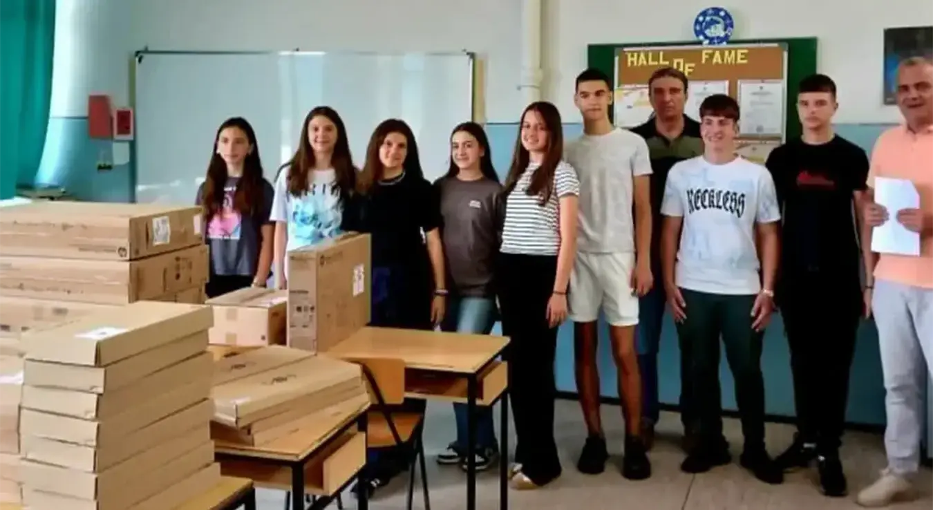 Основна школа "Вук Караџић" у Вишеграду добила је осам нових рачунара у оквиру пројекта "Боље школе, боља будућност", који се реализује под покровитељством предсједника Републике Српске, а донација ће допринијети унапређењу наставног процеса и бољим условима рада у информатичком кабинету.