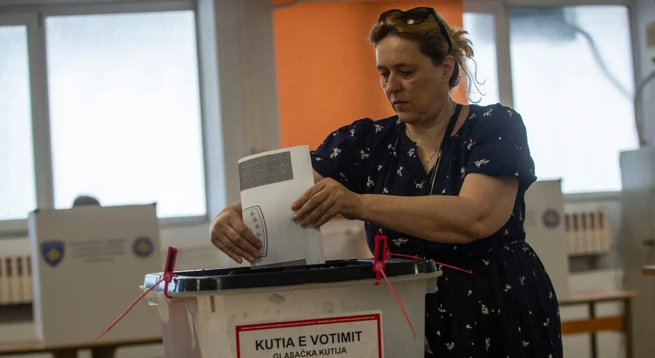 Жена гласа током парламентарних избора у Приштини, главном граду Косова, у недјељу.