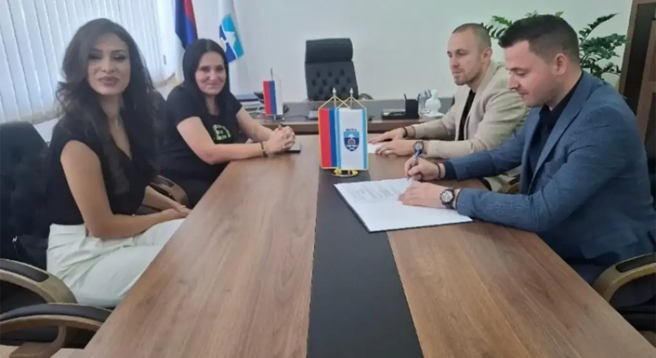 Анђела Матовић, ученица другог разреда фочанске гимназије учествоваће на избору „Мис БиХ за Мис свијета 2026“, који ће се одржати 27. јуна у Сарајеву. Пријем за младу Фочанку и потписивање спонзорског уговора организовао је градоначелник Фоче Милан Вукадиновић.