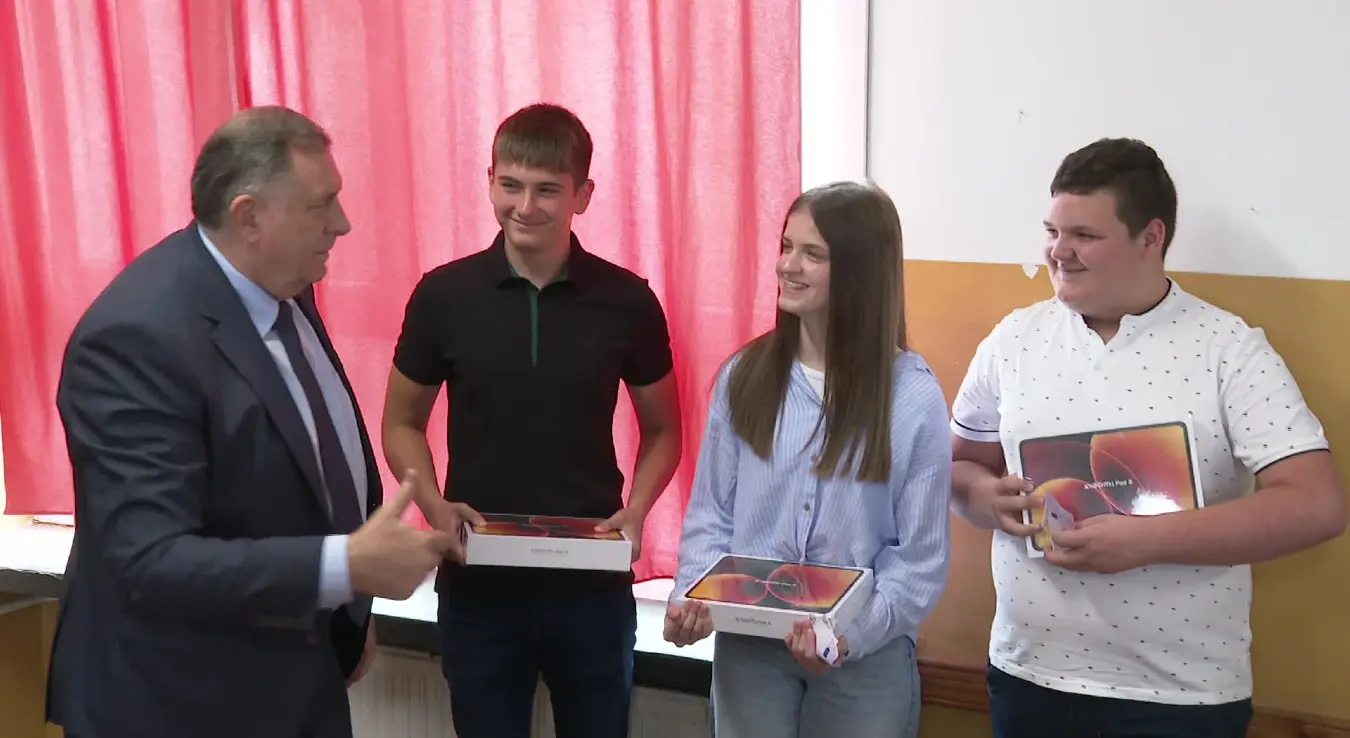 уручена опрема ученицима ОШ Десанка Максимовић