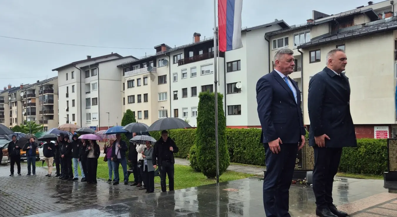 Предсједник Владе Републике Српске Саво Минић и министар за научнотехнолошки развој и високо образовање Драга Мастиловић положили су данас вијенац код Централног спомен-обиљежја на Палама.