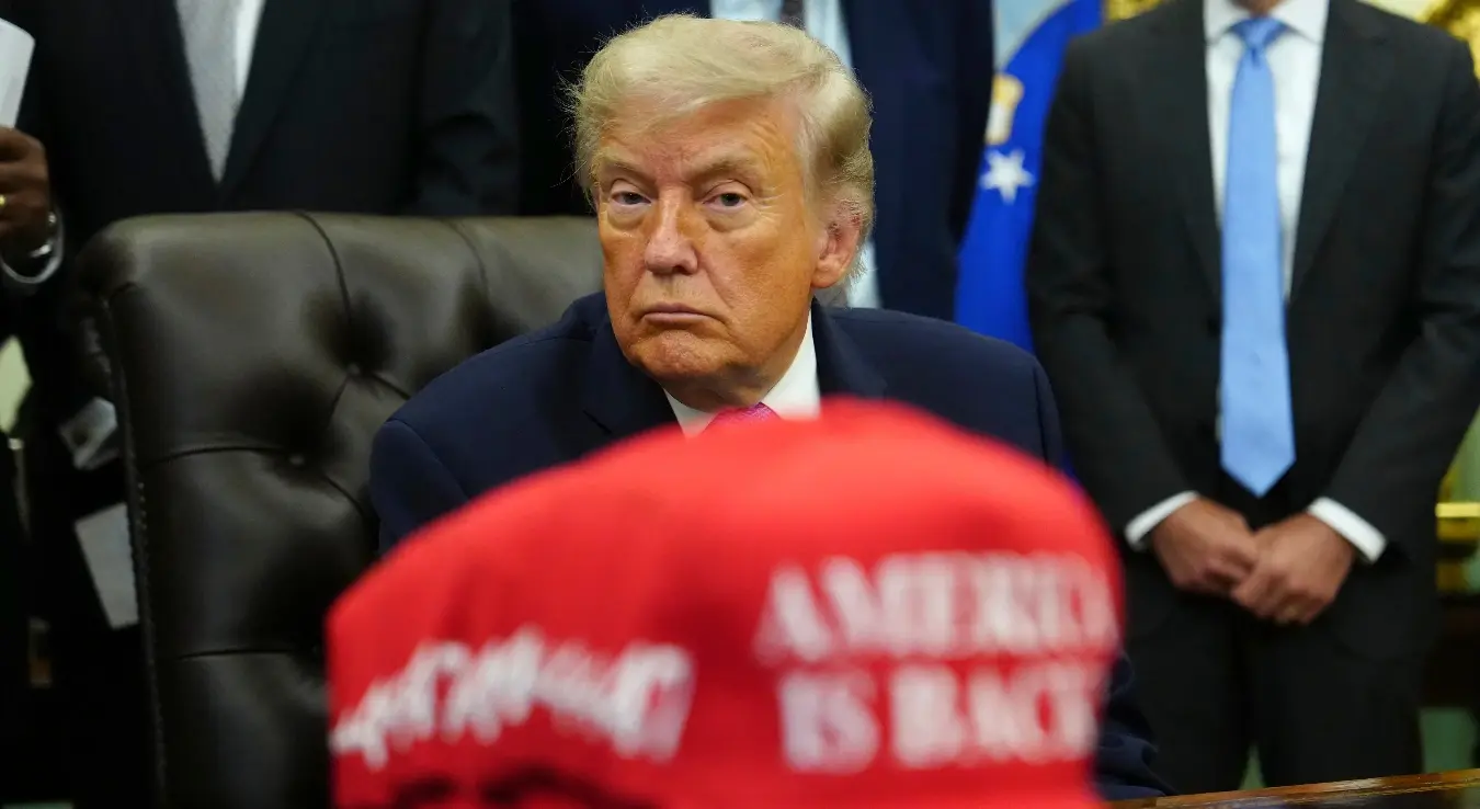 Трамп представио нови пасош, али са својим ликом