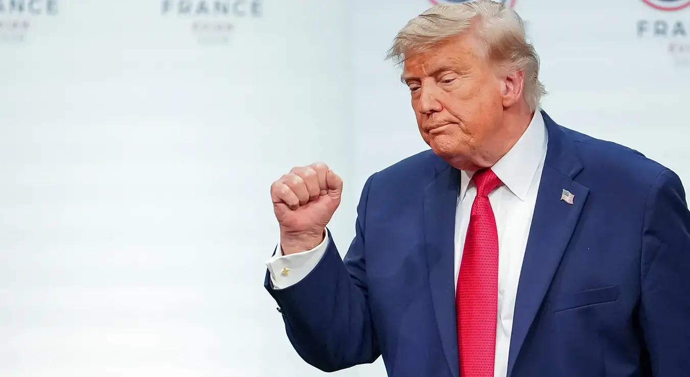 Амерички предсједник Доналд Трамп гестикулира док напушта бину након конференције за медије на крају самита Г7 у Евијан ле Бену, Француска, у сриједу, 17. јуна 2026. године.