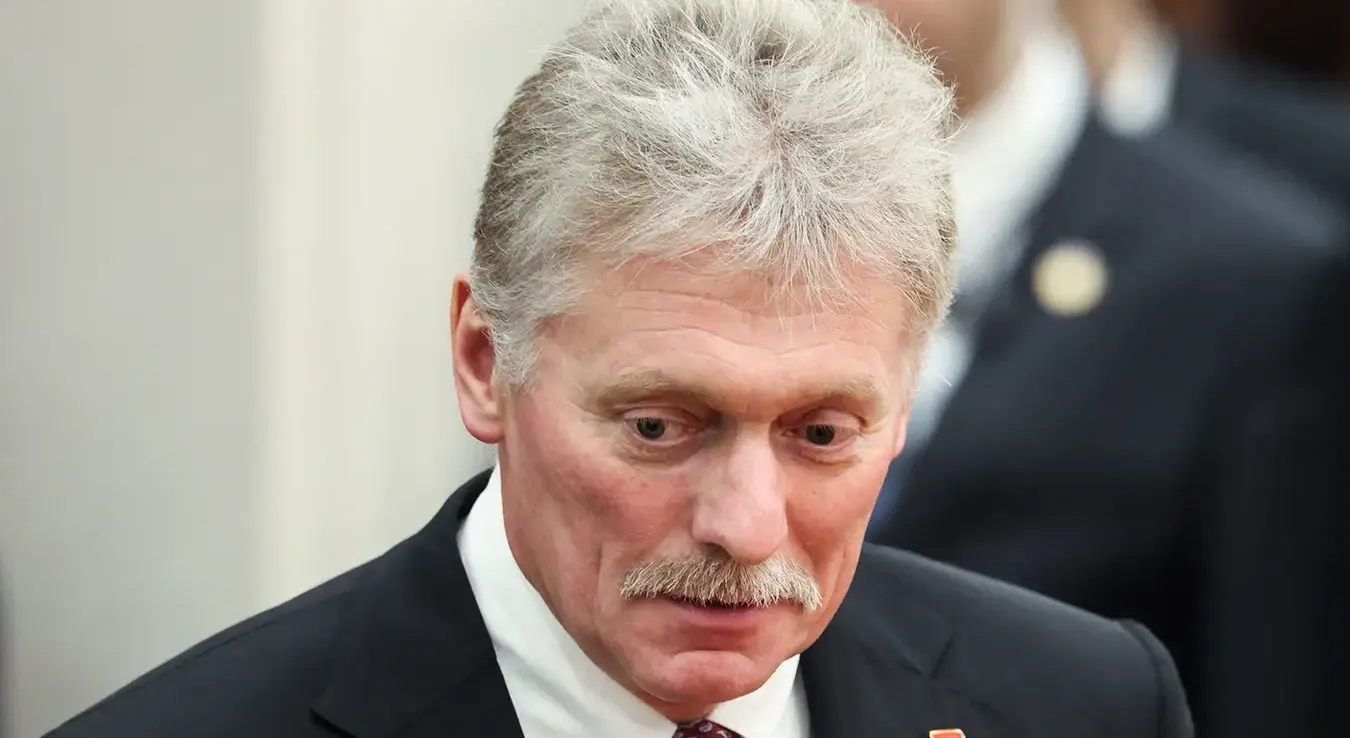 Портпарол Кремља Дмитриј Песков посматра уочи церемоније потписивања у Великој сали народа у Пекингу током посјете руског предсједника Владимира Путина Кини, у сриједу, 20. маја 2026.