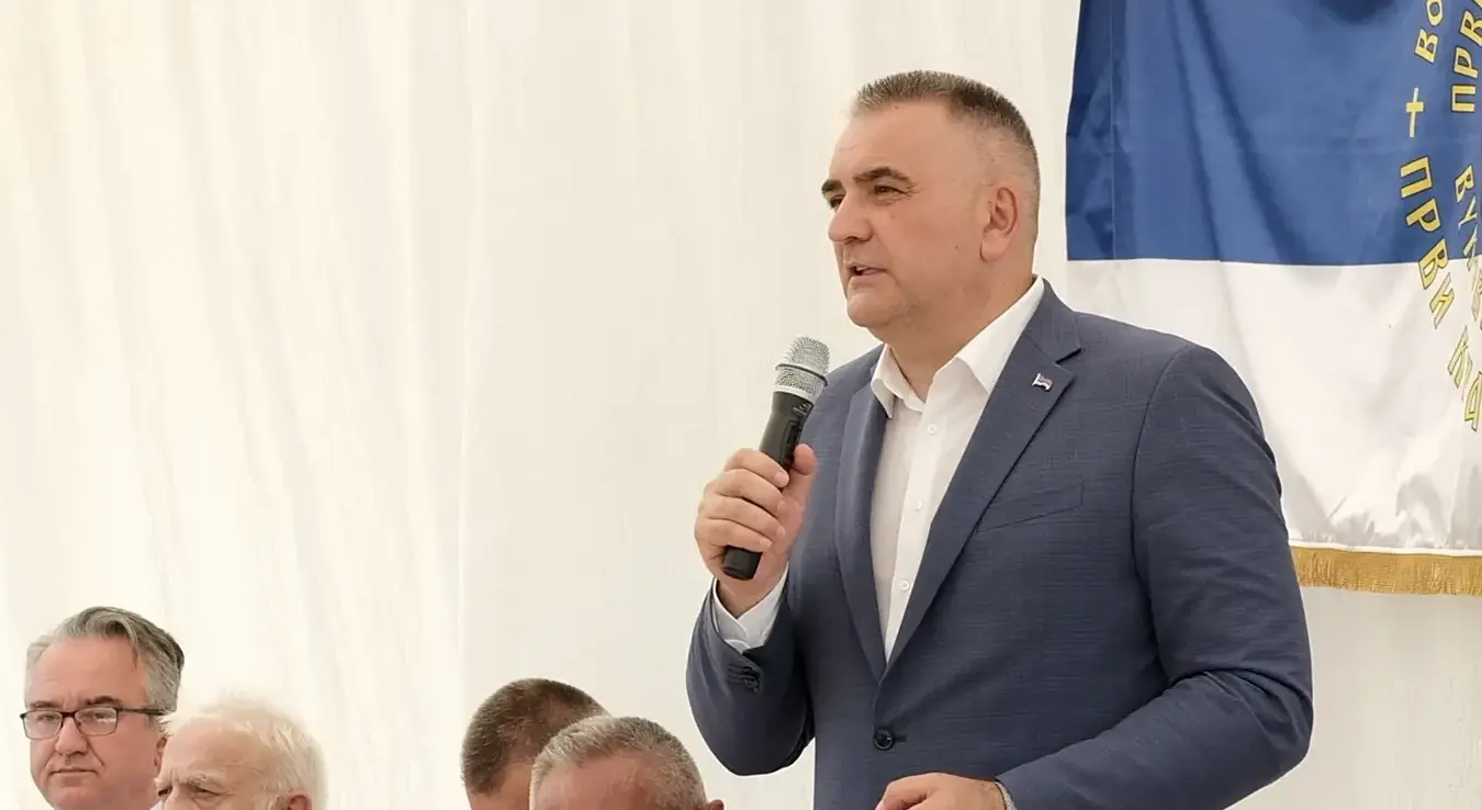 Предсједник Владе Републике Српске Саво Минић на Вучијаку код Прњавора гдје је данас обиљежено 35 година од формирања јединице "Вукови с Вучијака"