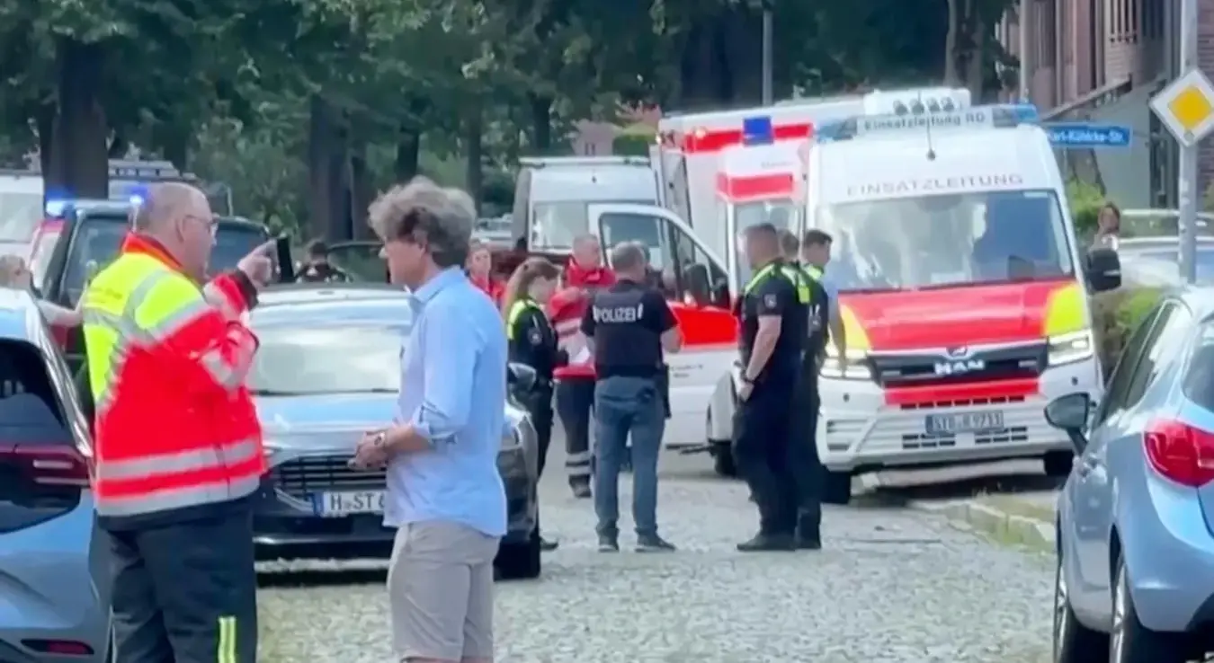 На слици преузетој са снимка виде се припадници хитних служби, становници и полиција у Штадеу, у Њемачкој, у понедјељак, 29. јуна 2026. године, након пуцњаве у установи за бригу о младима.