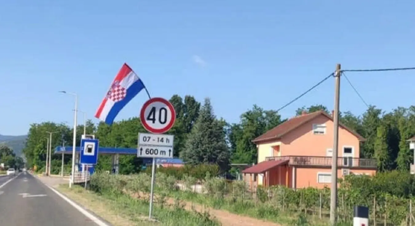 Уклоњене заставе БиХ и постављене хрватске