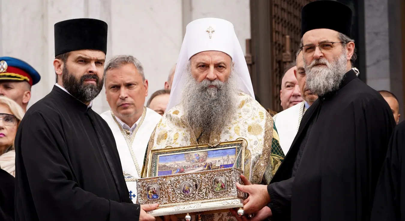 Патријарх српски Порфирије служи молебан у Храму Светог Саве, заједно са игуманом манастира Ватопед архимандритом Јефремом, након чега ће Часни појас Пресвете Богородице бити испраћен ка аеродрому, одакле ће авионом бити враћен у Ватопед на Светој Гори.