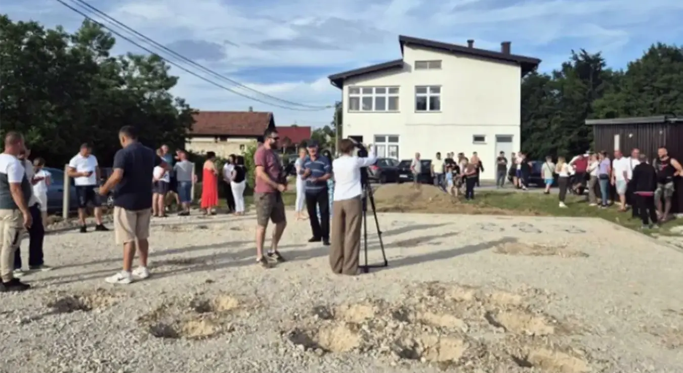 Након што је градоначелник Бањалуке Драшко Станивуковић послао инспекцију и зауставио изградњу дјечијег игралишта у Доњим Колима, мјештани су одржали мирни протест.