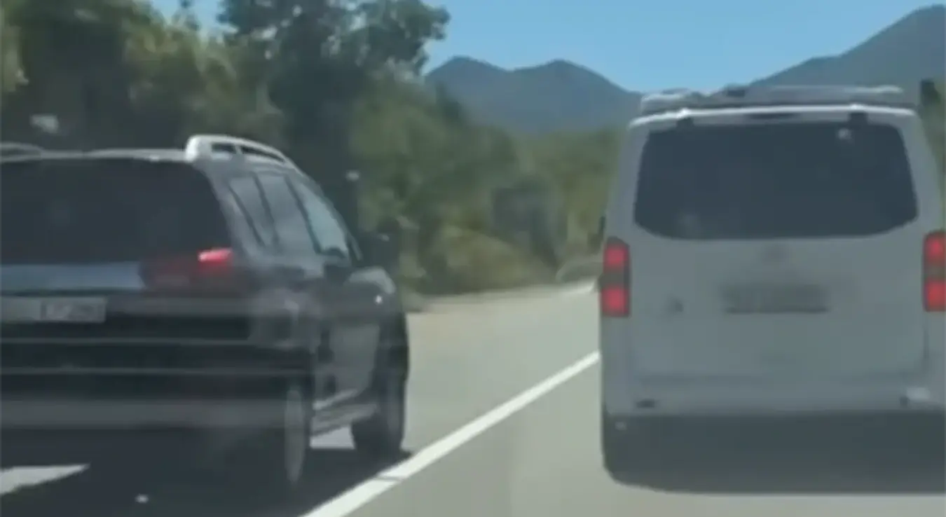 Нова опасна вожња забиљежена је у Црној Гори када је возач џипа опасно претицао на путу према Цетињу.