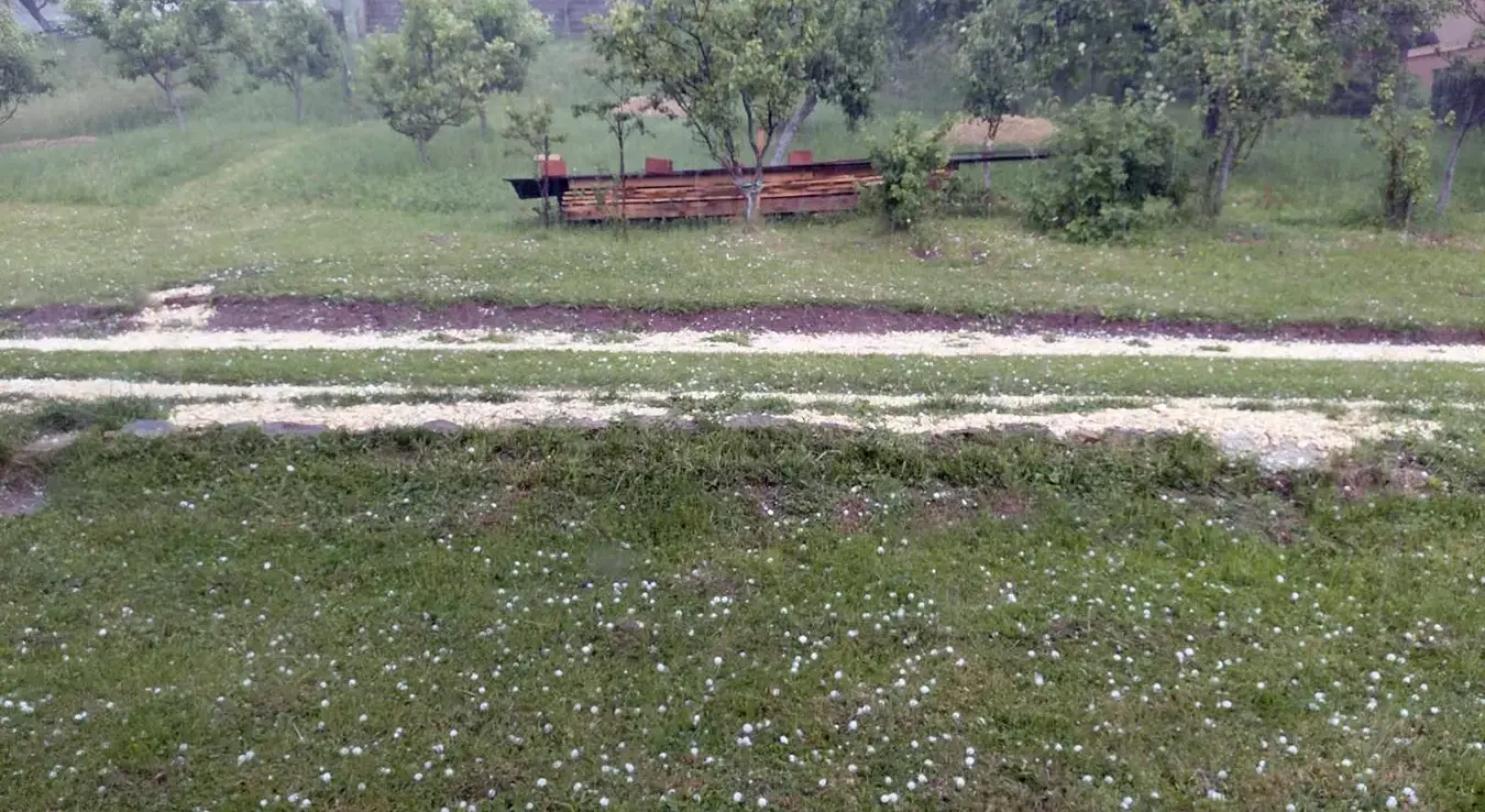 Јако невријеме праћено градом величине љешника, које је послије подне захватило Пале, узроковало је нестанак струје у дијелу ове општине.