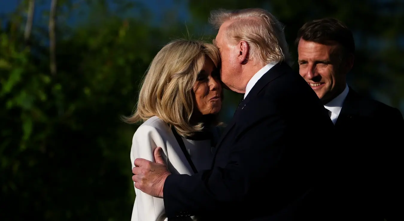 Трампово "маратонско" руковање с Брижит Макрон привукло пажњу
