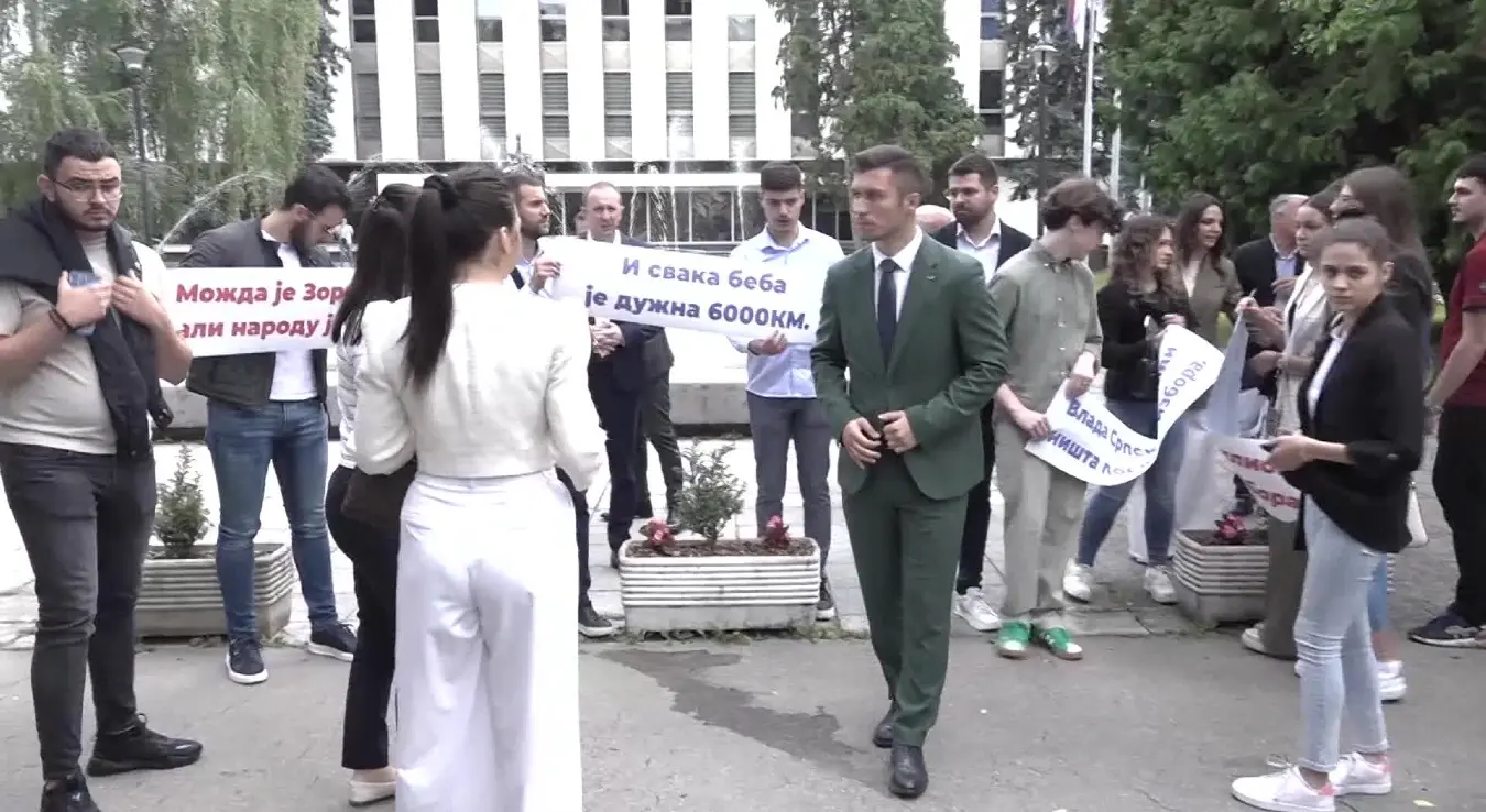Испред Народне скупштине опозиција са транспарентима.