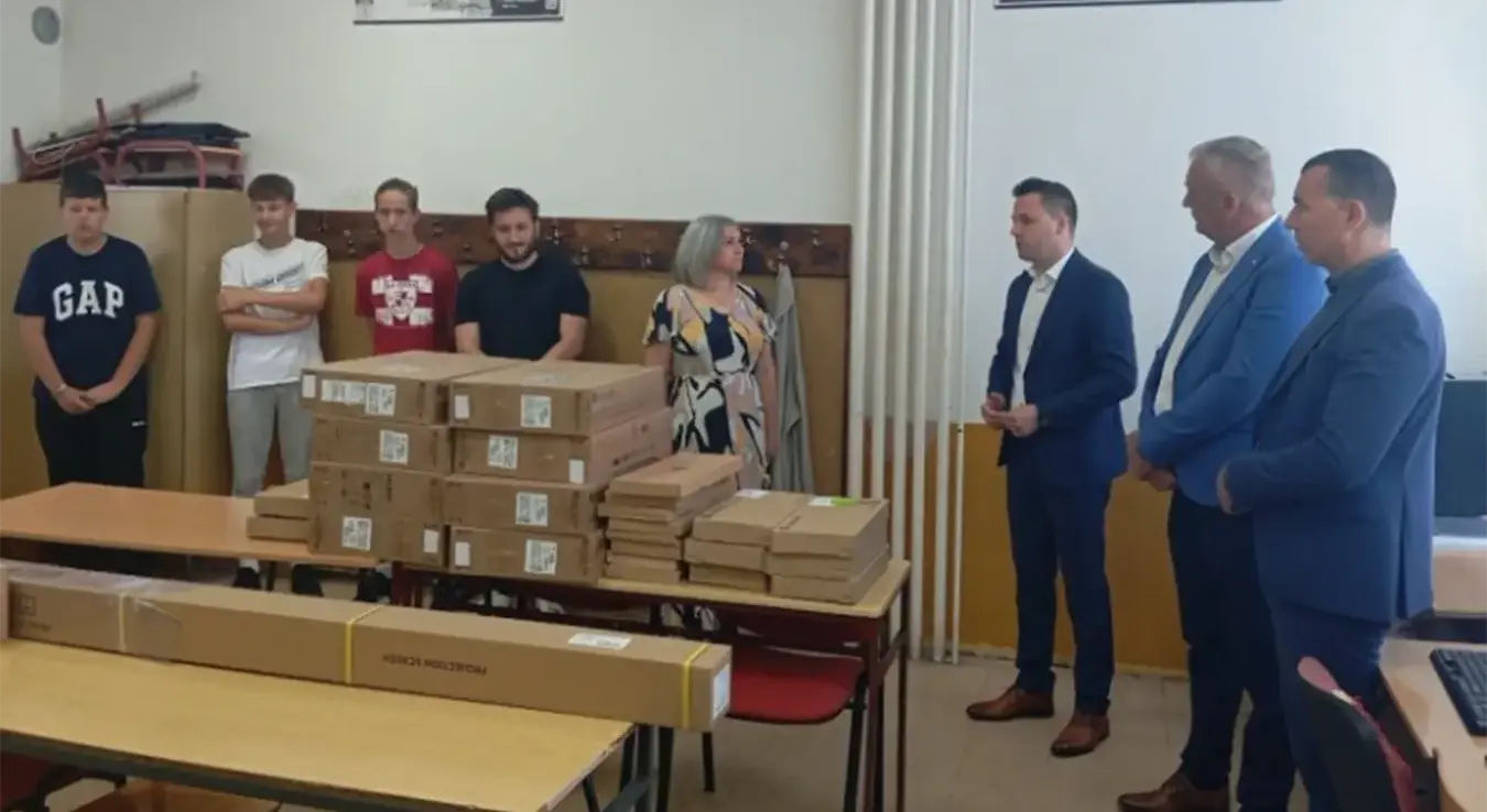 Модерна опрема за извођење наставе из информатике стигла је у Основну школу "Веселин Маслеша" у Фочи. Рачунарска опрема обезбијеђена је кроз пројекат "Боље школе, боља будућност", који се финансира из буџета Предсједника Републике Српске.