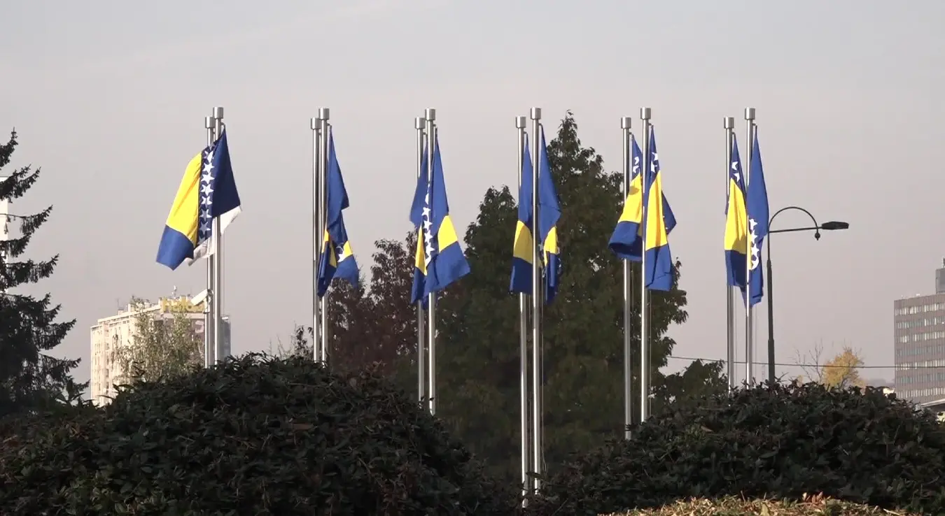 Заставе БиХ вијоре се на вјетру.