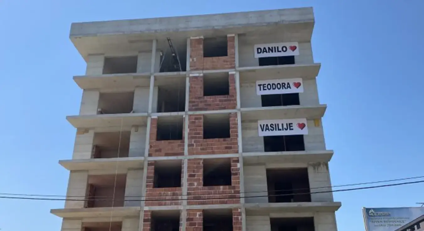 Хуманитарна акција за дјецу страдалог свештеника из Дервенте Ненада Митрића и његове супруге Недељке је завршена, а обезбијеђена су три стана за троје дјеце.